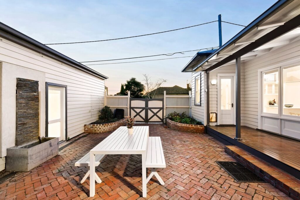 Brick outdoor Coburg space, white metal outdoor, 3058.