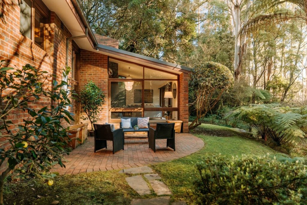 Outdoor patio overlooking a lush forest garden in a house in Olinda